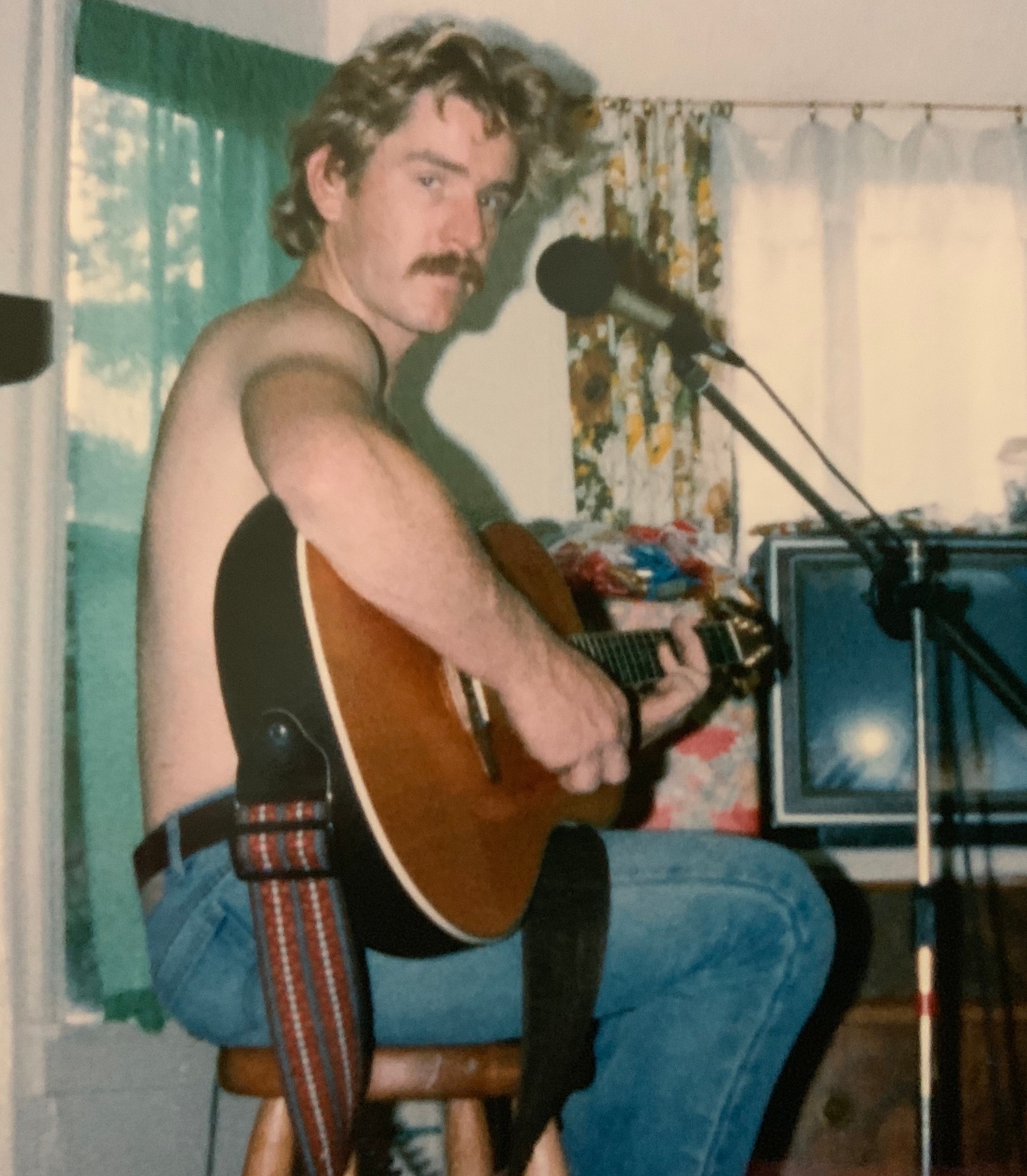 Brad Wright, solo acoustic guitarist